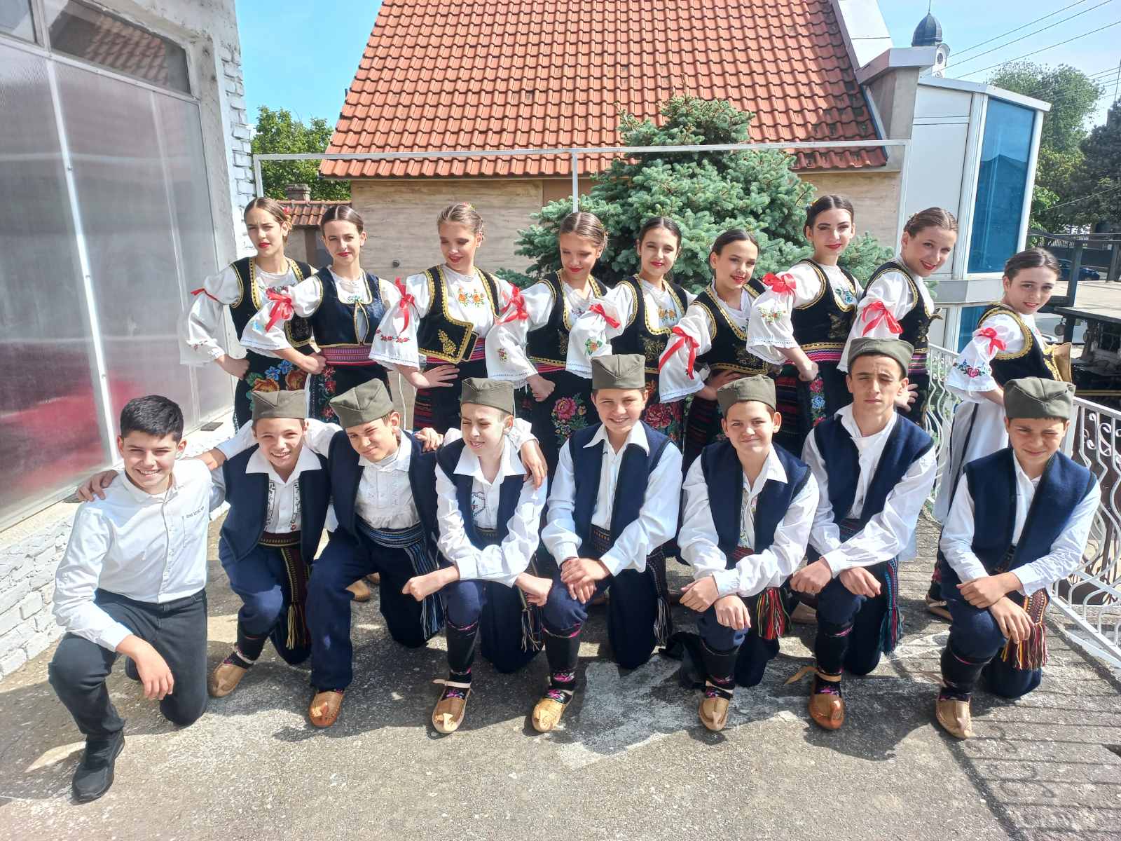 Folkloraši — fotografija uz izvornu objavu društva